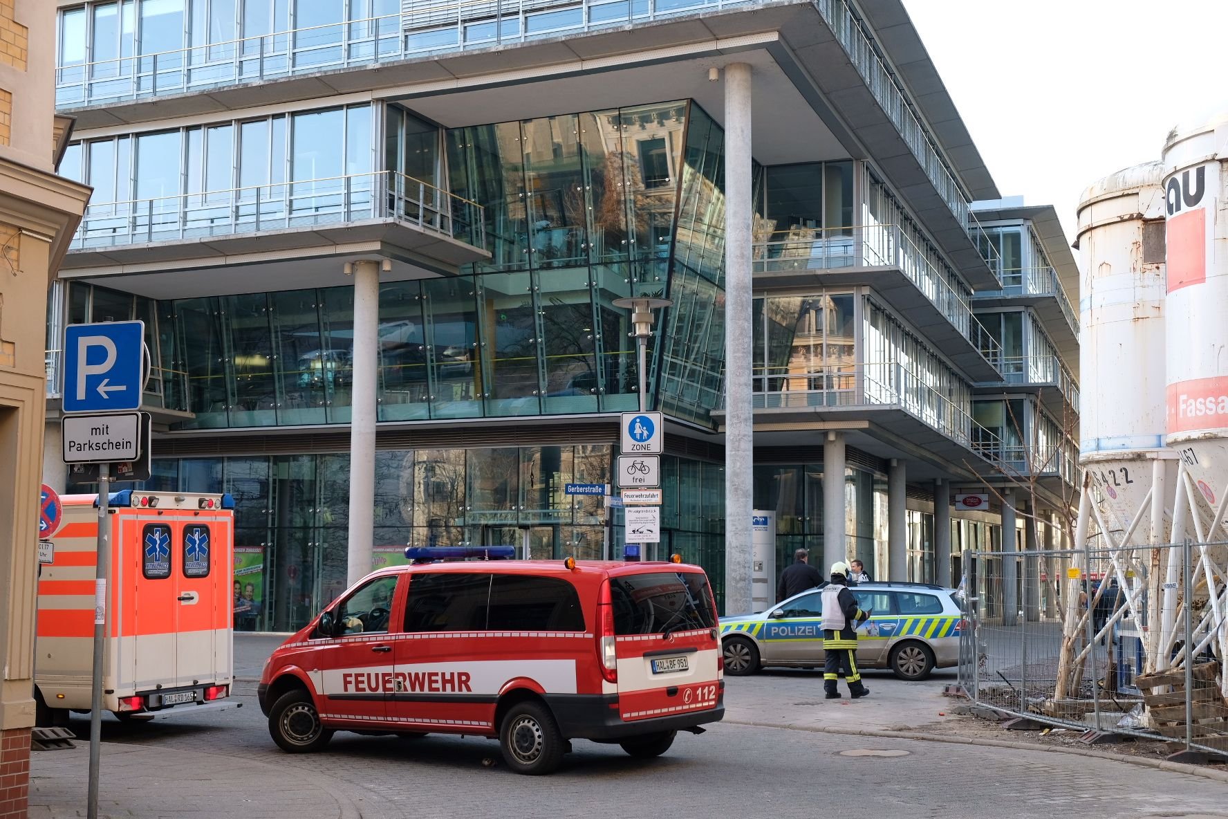 Bombendrohung gegen den MDR in Halle: Einsatzfahrzeuge der Polizei und Feuerwehr sind vor Ort.