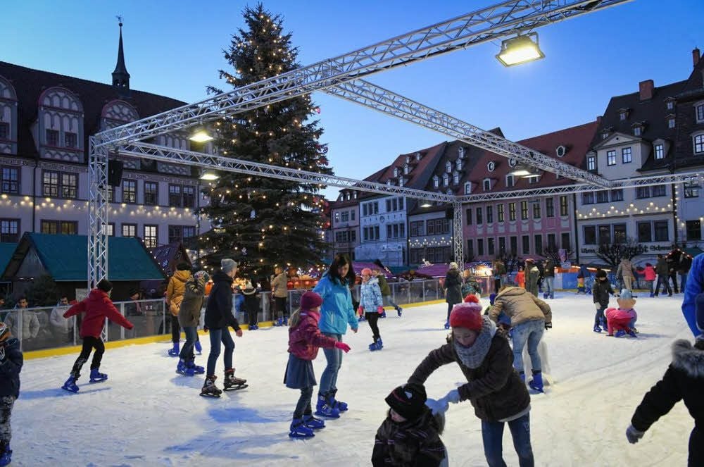 Die neue Eisbahn auf dem Naumburger Weihnachtsmarkt ist im vergangenen Jahr gut angenommen worden.