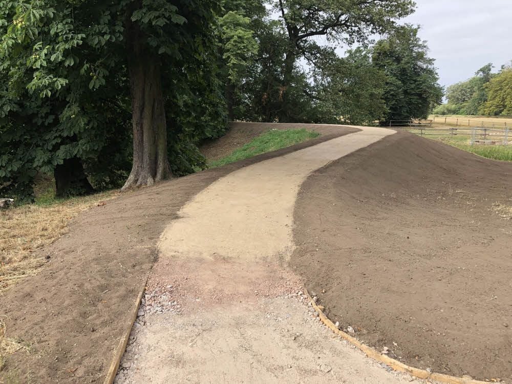 Der Weg auf dem Ringdeich wird nach und nach fertiggestellt.