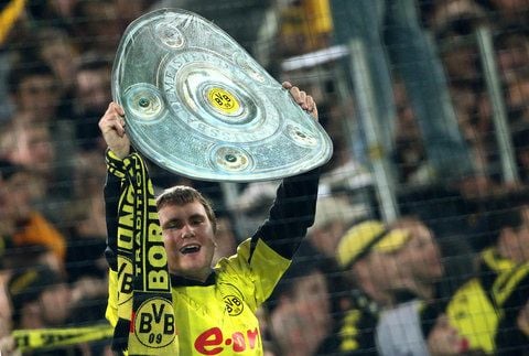 Ein Dortmunder Fan jubelt mit der Nachbildung der Meisterschale über den Sieg seiner Mannscaft. (FOTO: ARCHIV/DPA)