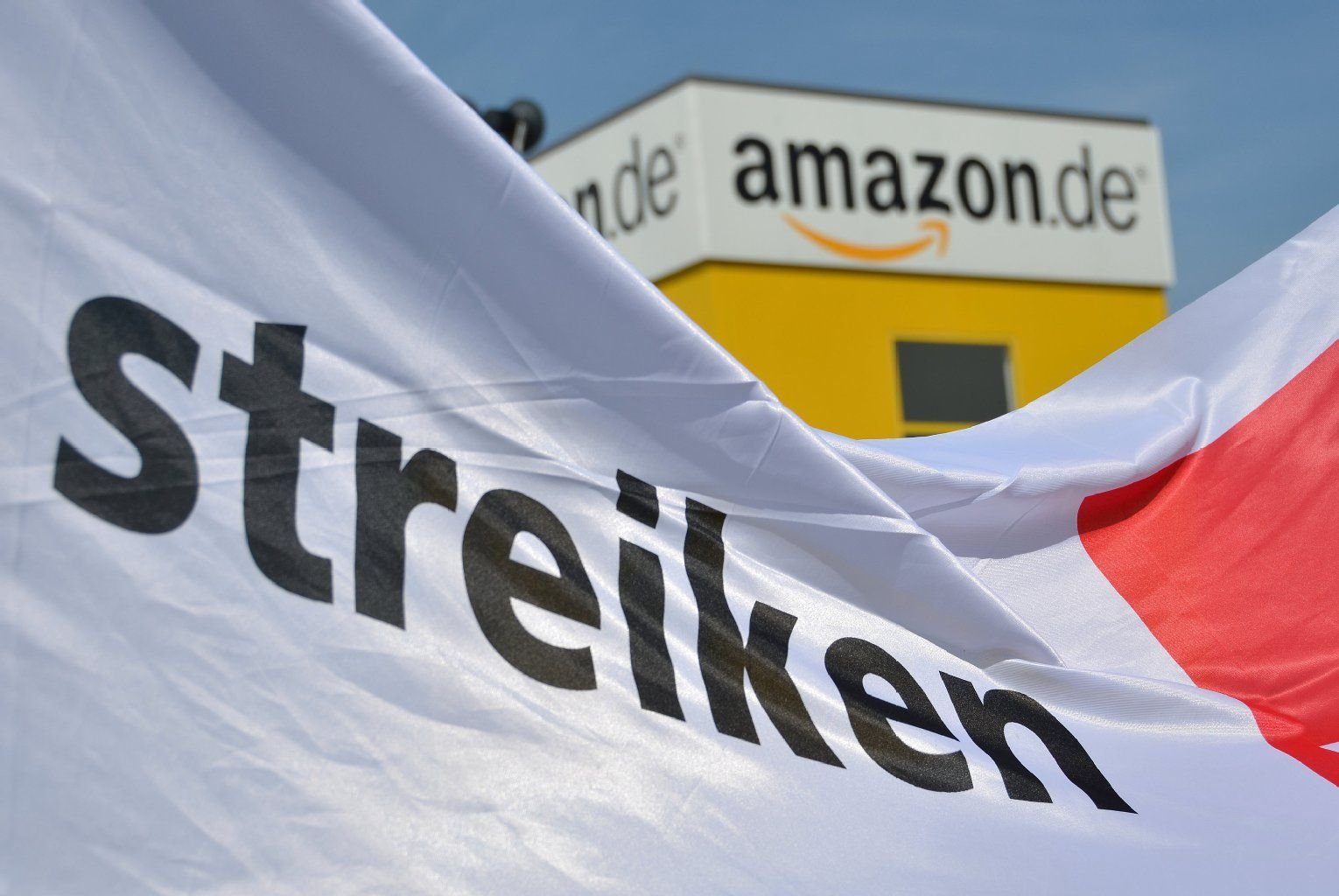 Ein Transparent mit der Aufschrift "streiken" vor einem Logistik-Center des Internet-Händlers Amazon.