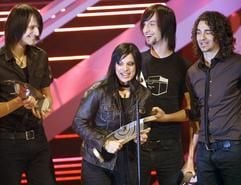 Die deutsche Pop-Band «Silbermond» bekommt am Sonntag (25.03.2007) während der Verleihung des Deutschen Schallplattenpreises «Echo» im Palais am Funkturm in Berlin einen Preis. Die Auszeichnungen der Deutschen Phono-Akademie wurden zum 16. Mal in 25 Kategorien vergeben. (Foto: dpa)