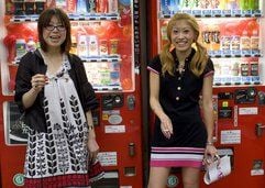 Japanische Mädchen stehen in Tokio lächelnd vor bunten Automaten. In Japan, dem Land der Automaten, gibt es nichts, das nicht aus den großen Metallkästen gezogen werden kann. (Foto: dpa)