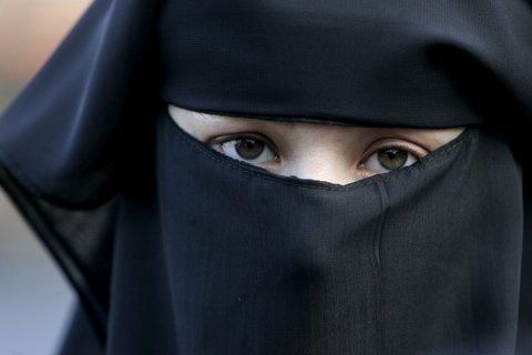 Eine Frau trägt die Burka. (FOTO: DPA)