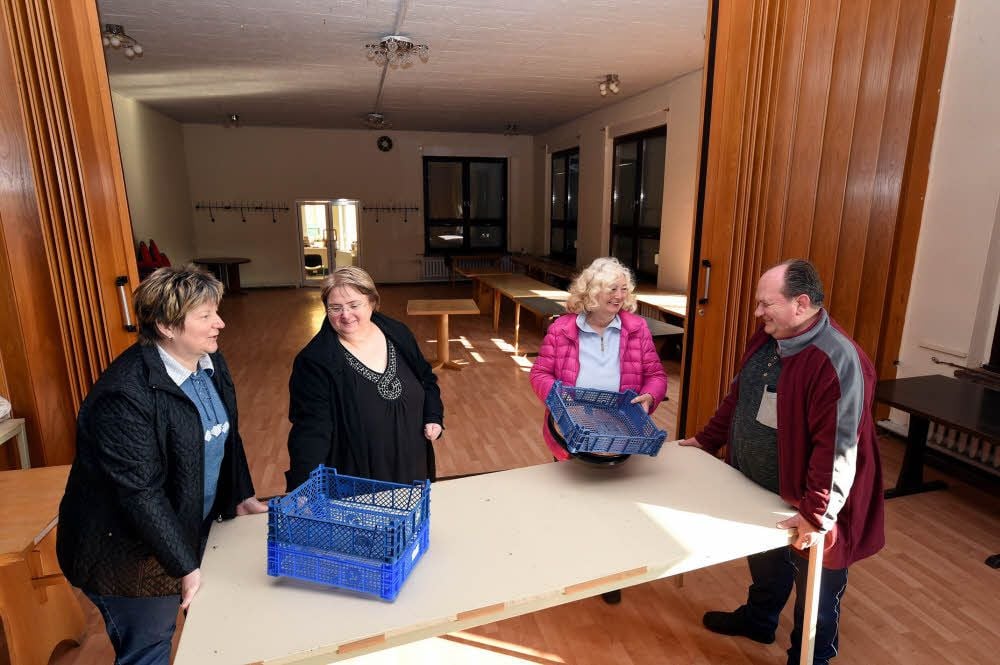 Heike Kistner, Kerstin Rinke, Annelie Fiedler (v. li.) und Harald Büge vom Edderitzer Ortschaftsrat nehmen die schon vorhandenen Tische im Saal des ehemaligen Sportzentrums „Arctic“ in der John-Schehr-Straße in Augenschein. Hinten im Saal führt eine Tür zum Foyer und zur Bowlingbahn.