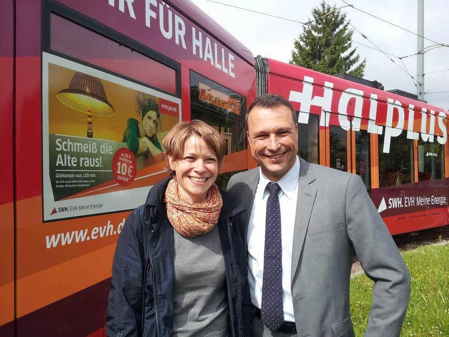 Mirjam Heeger und Olaf Schneider vor der Aktions-Tram