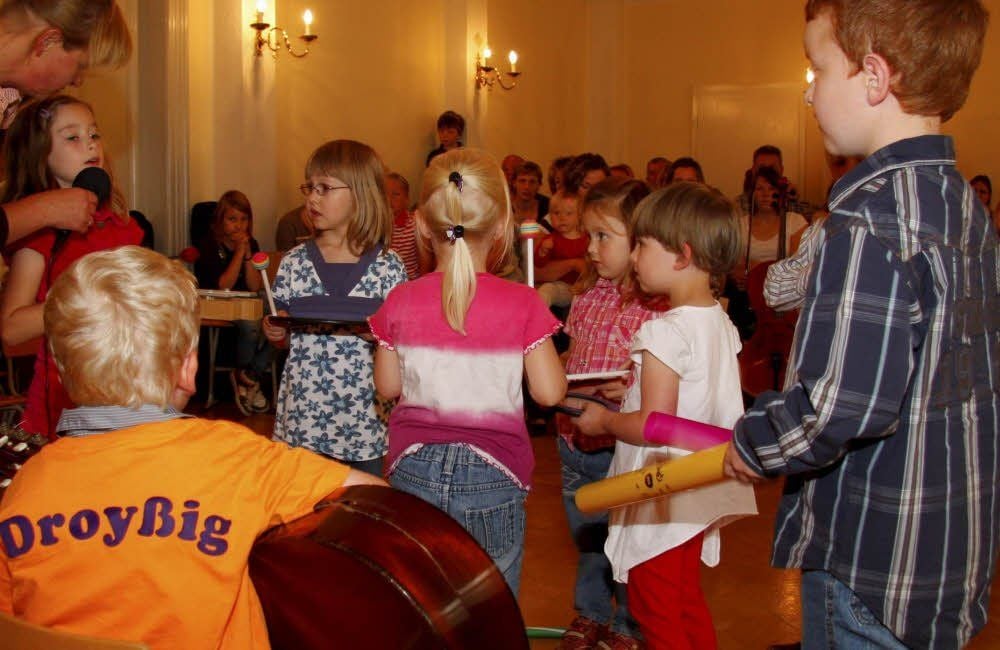 Daniel Kister, hier beim Tag der offenen Tür, unterrichtet Schlagzeug. Die jüngsten Schüler der musikalischen Früherziehung kommen bei den Knirpsenkonzerten immer ganz groß raus.