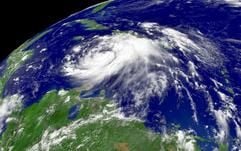 Das Satellitenfoto der National Oceanographic and Atmospheric Administration (NOAA) zeigt den Hurrikan «Dennis» über der Karibik. (Foto: dpa)