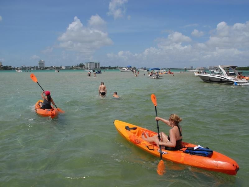 Kajak-Miete als Eintrittskarte: Für die Paddler ist es vom Oleta River State Park nicht weit zur Sandbank.