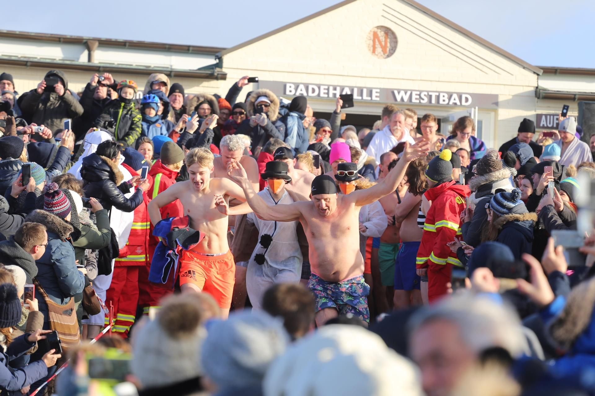 400 Menschen haben an Neujahr auf der Insel Norderney das neue Jahr mit dem traditionellen Anbaden begrüßt.