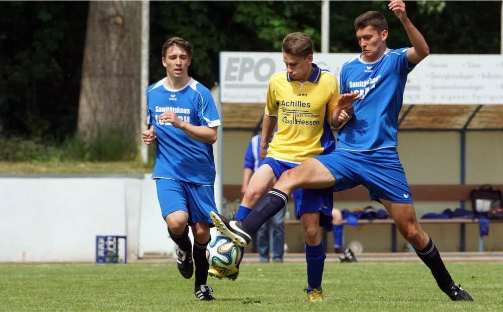 Christoph Giese (r.), hier bei den A-Jungs des QSV in der Landesliga gegen Hessens Oliver Zach, und Toni Steffen Richter (l.) kommen zurück.