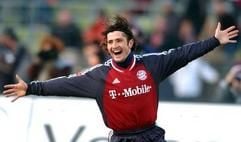 Bixente Lizarazu vom FC Bayern München jubelt über seinen 1:0 Treffer gegen den 1. FC Nürnberg. (Foto: dpa)