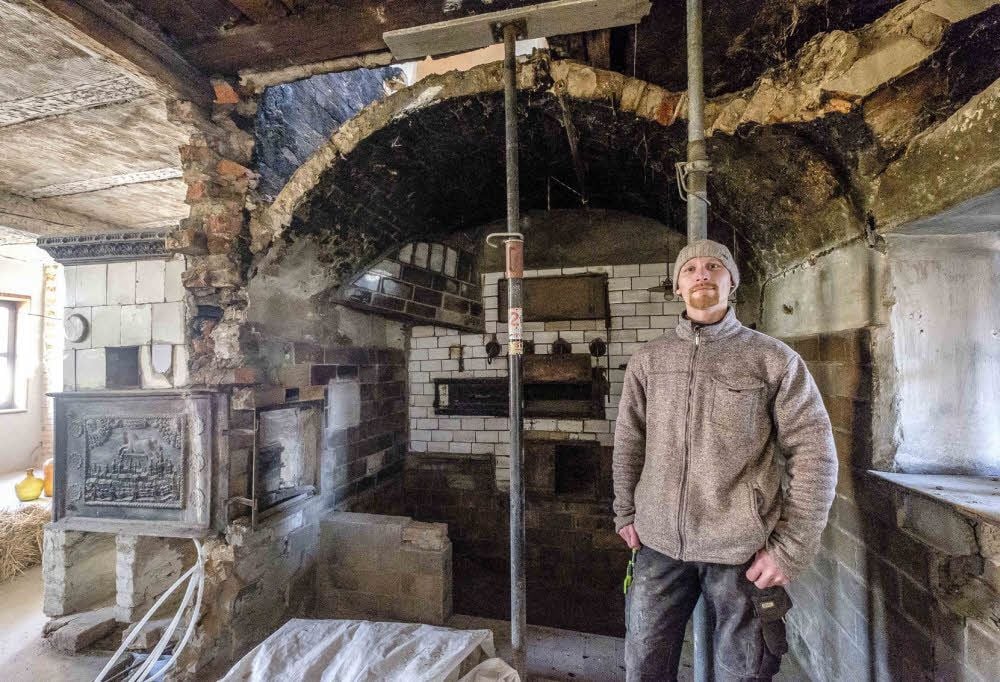 Daniel Räbiger vor dem alten Backofen - dieser soll auch in Zukunft erhalten werden und den Gästen einen Einblick ins Handwerk geben.
