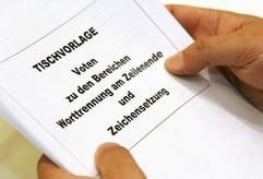Ein Mitglied des Rates für Deutsche Rechtschreibung hält bei der ein Arbeitspapier über mögliche Änderungen bei der Getrennt- und Zusammenschreibung in den Händen. (Archivfoto: dpa)