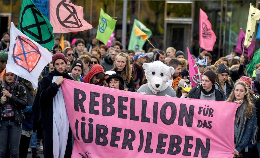 Bei der bisher größten „Rebellion“ in Berlin waren auch die XR-Mitglieder aus Halle dabei - die Gruppe aus Sachsen-Anhalt beteiligte sich an der Blockade der Jannowitzbrücke.