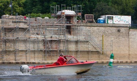 Das Pegelhaus an der Strombrücke in Magdeburg soll bis Ende Juli fertig saniert sein. (FOTO: DPA)