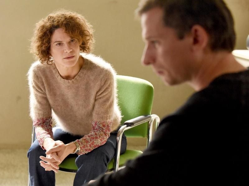 Hanna Rautenberg (Bibiana Beglau) und Peter Petrowski (Till Firit) in einer Szene des Films „Sieben Stunden”. Foto: Barbara Bauriedl