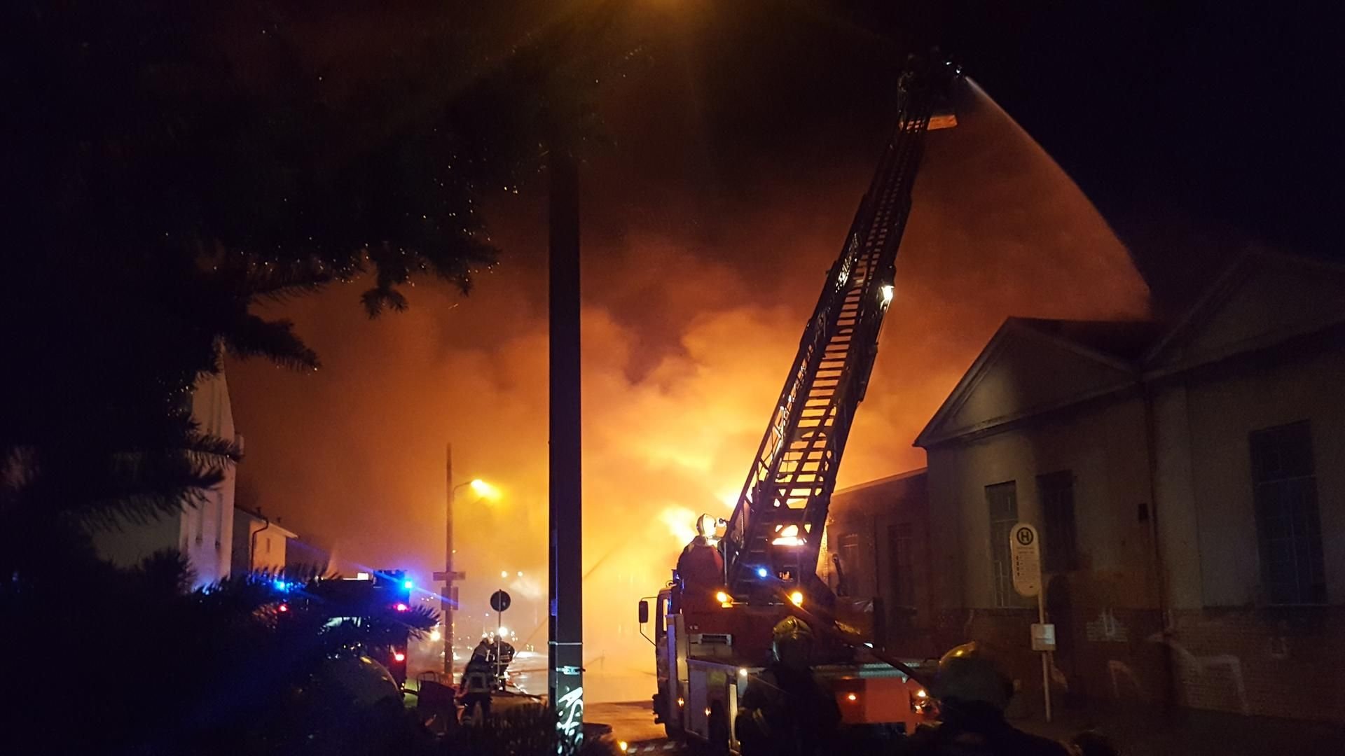 In der Fritz-Hoffmann-Straße in Halle stand am Mittwochabend eine Firmenkomplex in Flammen.