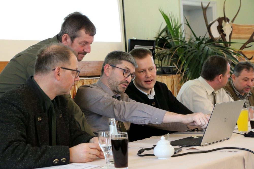 In der Jahresversammlung der Rotwildhegegemeinschaft „Glücksburger Heide“ wurden unter der Leitung des Vorsitzenden Falk Rißmann (4.v.l.) die Weichen für das neue Jagdjahr gestellt.