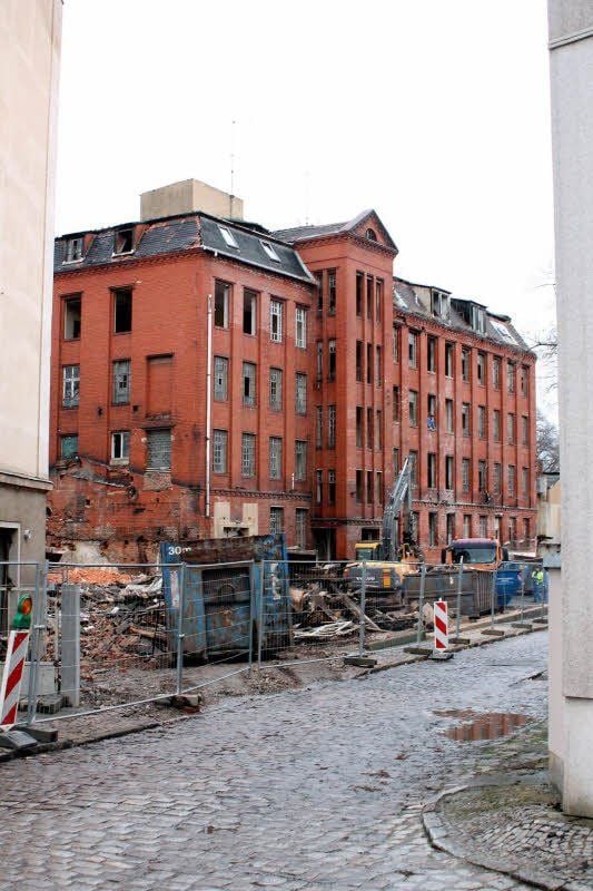 Der Abriss der ehemaligen Firma Fahr an der Zeitzer Freiligrathstraße bis zu Leerstand und Verfall als DLK - Dienstleistungskombinat - bekannt, geht voran.