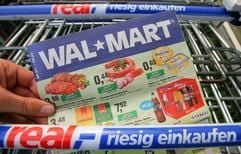 Ein Prospekt des US-Konzerns Wal-Mart liegt am Freitag (28.07.2006) in Maintal bei Offenbach in einem Einkaufswagen eines zur Metro-Gruppe gehörenden «real»-Markts. (Foto: dpa)