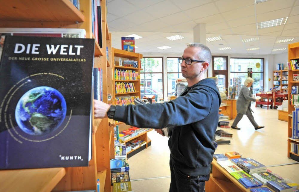 Ordnung ist wichtig: Jens Kubischek, der Sohn des Inhabers Peter Kubischek, sortiert Bücher.