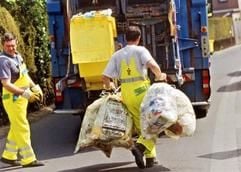 Müllfahrer bei der Arbeit