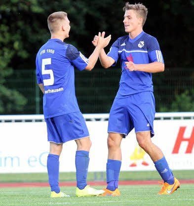 Glückwunsch. Florian Fuhrmann (Nr. 5) traf zum 2:1 für den VfB.
