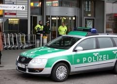 Ein Polizist und zwei Sicherheitsbeamte bewachen am 31. März nach der Tat den Eingang zur Abflughalle von Terminal 2 am Stuttgarter Flughafen. (Foto: dpa)