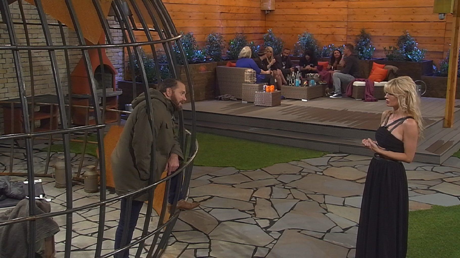 Thomas sitzt nach seinem Einzug bei Big Brother im Strafbereich - und checkt Isabell ab.