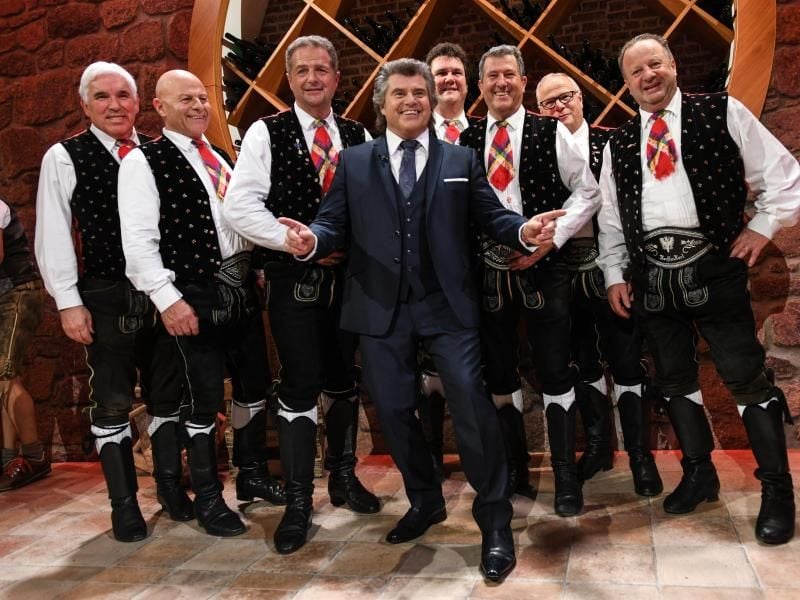 Andy Borg (M) begrüßt die Kastelruther Spatzen in seiner Schlager-Show. Foto: Patrick Seeger