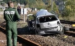 Zwei führerlose Transportwaggons überrollten und töteten an einem Bahnübergang am Samstag (18.10.2003) in Attendorn (Nordrhein-Westfalen) zwei Menschen. Die Waggons hatten im Sekundenabstand zwei Autos und einen Fußgänger erfasst. (Foto: dpa)