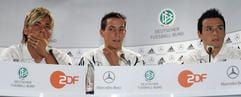 Die erstmals nominierten deutschen Fußball-Nationalspieler Clemens Fritz ( l), Jan Schlaudraff und Piotr Trochowski (r) in Berlin auf einer Pressekonferenz des Deutschen Fußballbundes (DFB). (Foto: dpa)