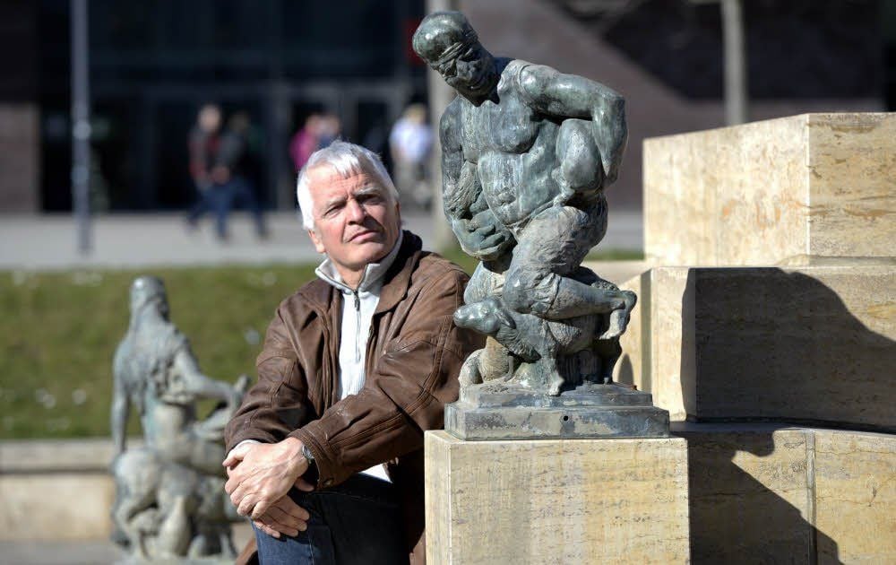 Bernd Göbel kann viele Geschichten zum Brunnen erzählen.