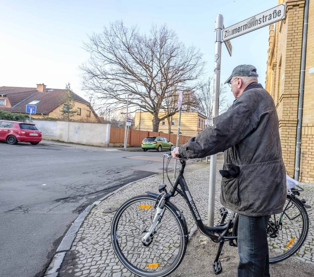 Helmut F. am Unfallort. Aus der Einbahnstraße soll die Unfallverursacherin gekommen sein.
