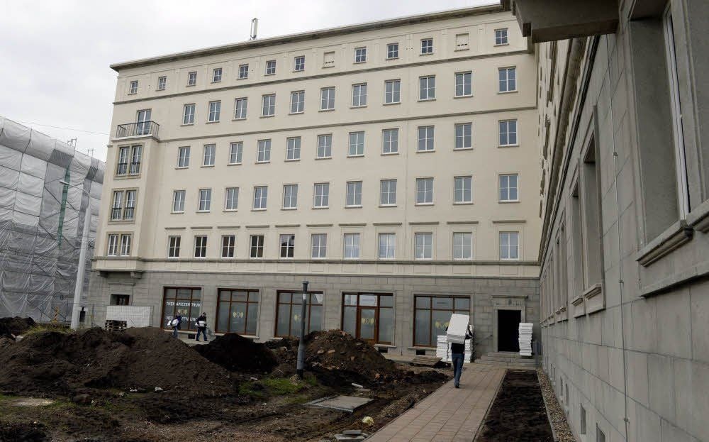 Der letzte Handschlag ist längst nicht getan. Die Bauarbeiter sind vor dem Haus noch immer zu Gange.