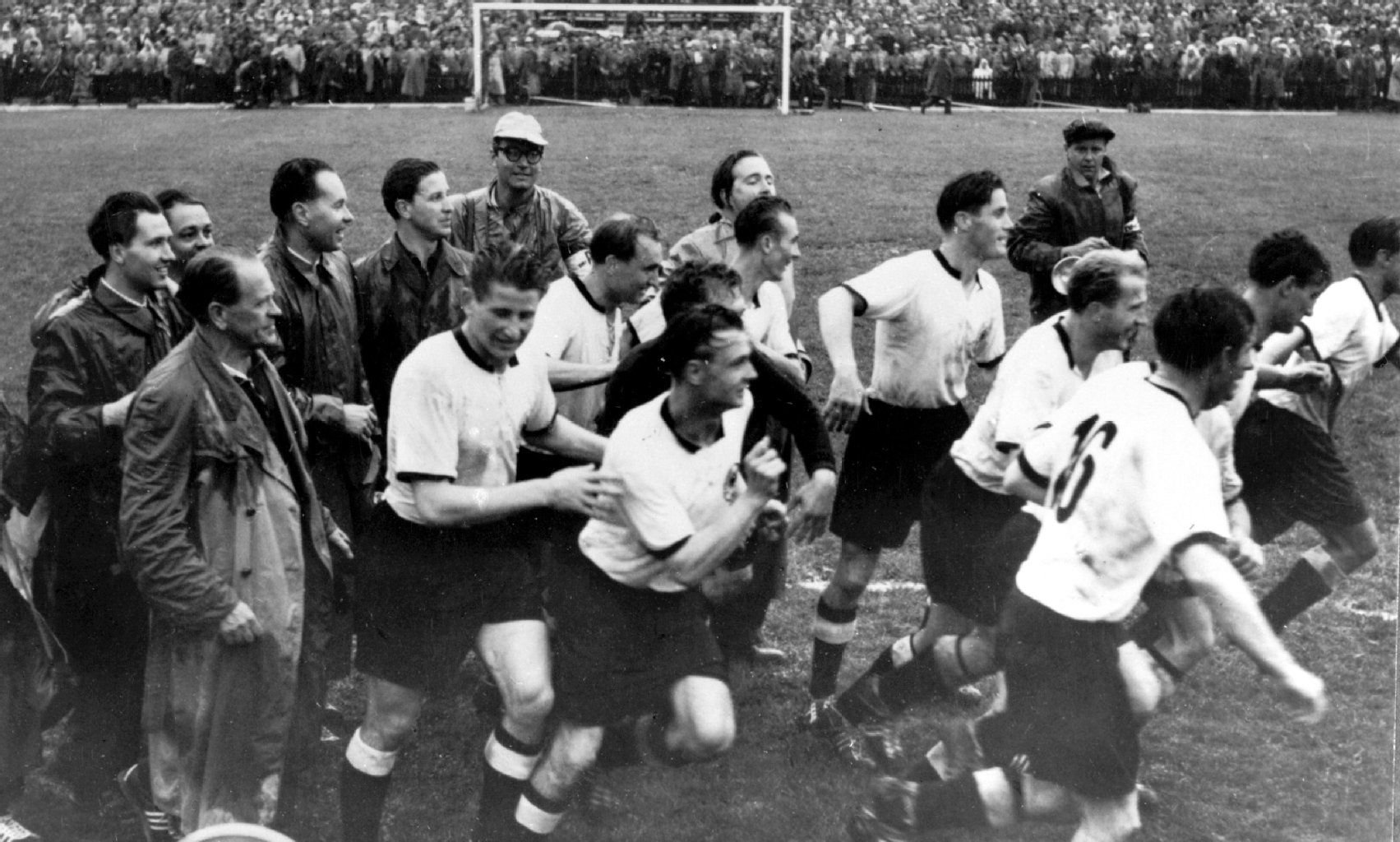 Die Spieler rennen nach dem Gewinn der Weltmeisterschaft 1954 im Berner Wankdorfstadion im Siegestaumel los, Ottmar Walter (5.v.r.) steht die Freude ins Gesicht geschrieben.