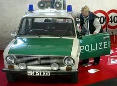 Eine Frau betrachtet im Fahrzeugmuseum Glöthe im Landkreis Schönebeck einen stillgelegten Funkstreifenwagen vom Typ "Lada" der einstigen DDR-Volkspolizei (Foto vom 04.02.2005). In dem Museum ist auf rund 800 Quadratmetern Ausstellungsfläche eine Fahrzeugsammlung der besonderen Art zusammengetragen worden. Vom Holz-Kinderroller bis zum Einsatzwagen der Polizei - mehr als 250 fahrbare Untersätze auf zwei, drei und vier Rädern können in der Scheune eines ehemaligen Rittergutes auf zwei Etagen bestaunt werden. Im Dezember 2004 wurde Eröffnung gefeiert. (Foto: dpa)