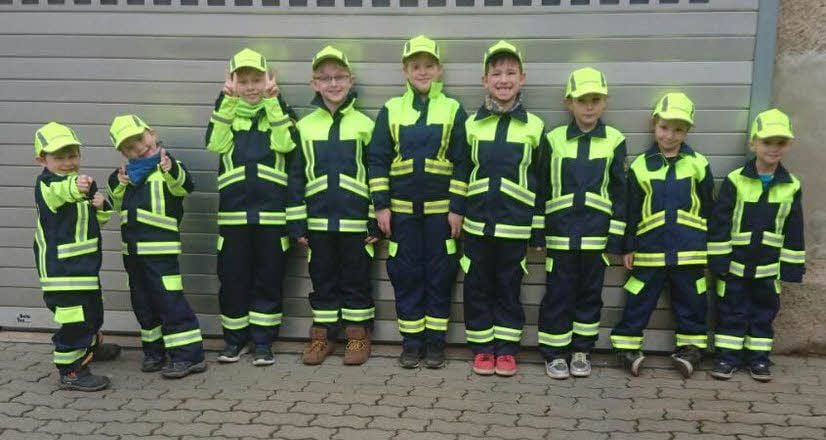Ganz stolz zogen die Kinder der Nienburger Kinderfeuerwehr ihre neuen Sachen gleich an.