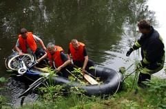 Kameraden der freiwilligen Feuerwehr Bad Muskau bergen am Montag (15.08.2005) das Fahrrad eines tot aufgefundenen 15-jährigen Mädchens aus einem Teich im Park des ostsächsischen Ortes Kromlau. (Foto: dpa)