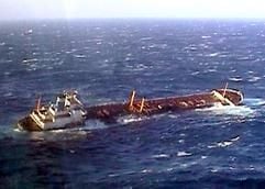 Der havarierte Tanker (Foto: dpa)