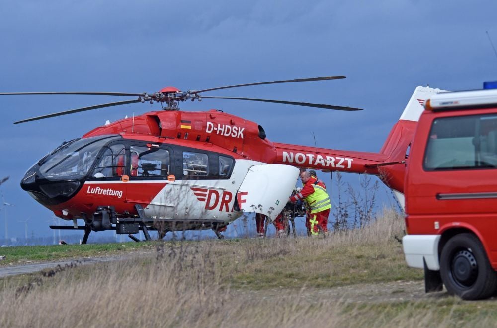 Ein Rettungshubschrauber brachte einen Verletzten von der B180 in eine Hallenser Klinik.