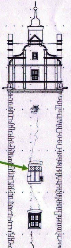 An der Ostfassade zieht sich der Riss nahezu einmal von oben nach unten durch den Turm.