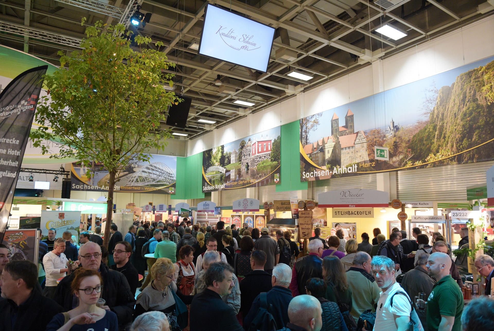 Viele Besucher gehen am auf dem Messegelände in Berlin durch die Halle des Landes Sachsen-Anhalt.