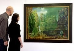 Das Bild «Das Auge der Stille» von Max Ernst (1891-1976) betrachten zwei Besucher am Donnerstag (7. April 2005) in Erfurt. Mit der zwiespältigen Erfahrung des Exils beschäftigt sich eine Kunst-Ausstellung «Exil und Moderne» im Erfurter Angermuseum. (Foto: dpa)