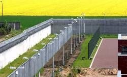 Blick auf Sicherungsanlagen der Jungendanstalt Raßnitz, wo seit Oktober 2002 rund 400 junge Strafgefangene ihre Strafe verbüßen. Auf dem 16,5 Hektar großen Gelände gibt es eine kleine Kirche, eine Schule mit Turnhalle, einen Sportplatz, mehrere Werkhallen und einen Kiosk. (Foto: MZ-Archiv)