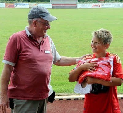 Extra geehrt durch Andreas Löwe wurde Sachsa Mai (r.).