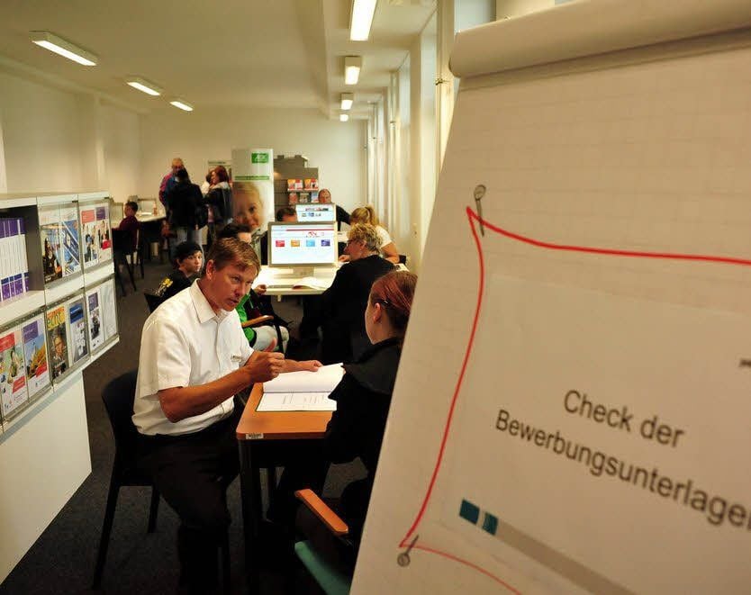 Wer wollte, konnte im Jobcenter in Wittenberg seine Bewerbungsunterlagen prüfen lassen.