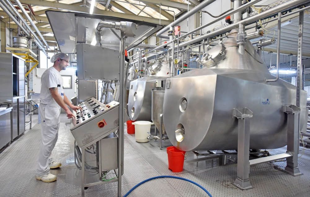 Die Kocher, die hier von Zuegg-Mitarbeiter Nils Hennicke überwacht werden, sind ein Kernelement der beiden Produktionslinien in Zörbig.