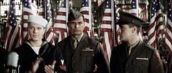 John (Ryan Phillippe), Ira (Adam Beach) und Rene (Jesse Bradford, v.l.) stehen in dem neuen Kinofilm «Flags of Our Fathers» vor einer Reihe amerikanischer Flaggen. (Foto: dpa)
